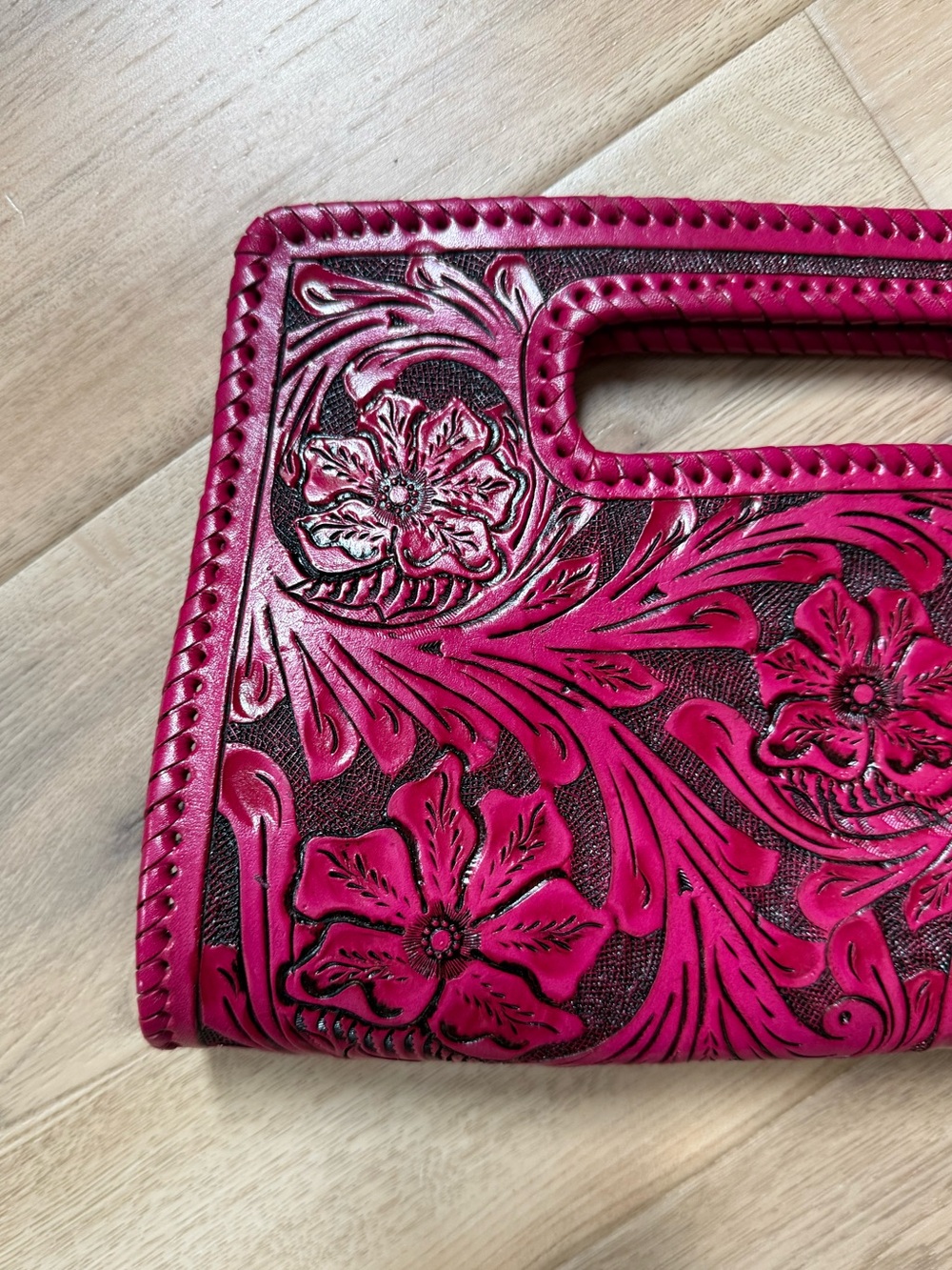 NEW Que Chula Sobre Chico Pink tooled leather handbag - Picture 2 of 10